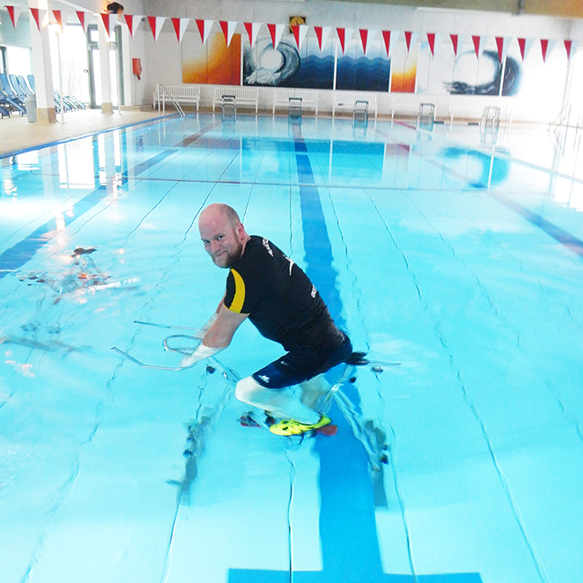 Aquakurs-Trainer auf Trainingsrad im Wasser